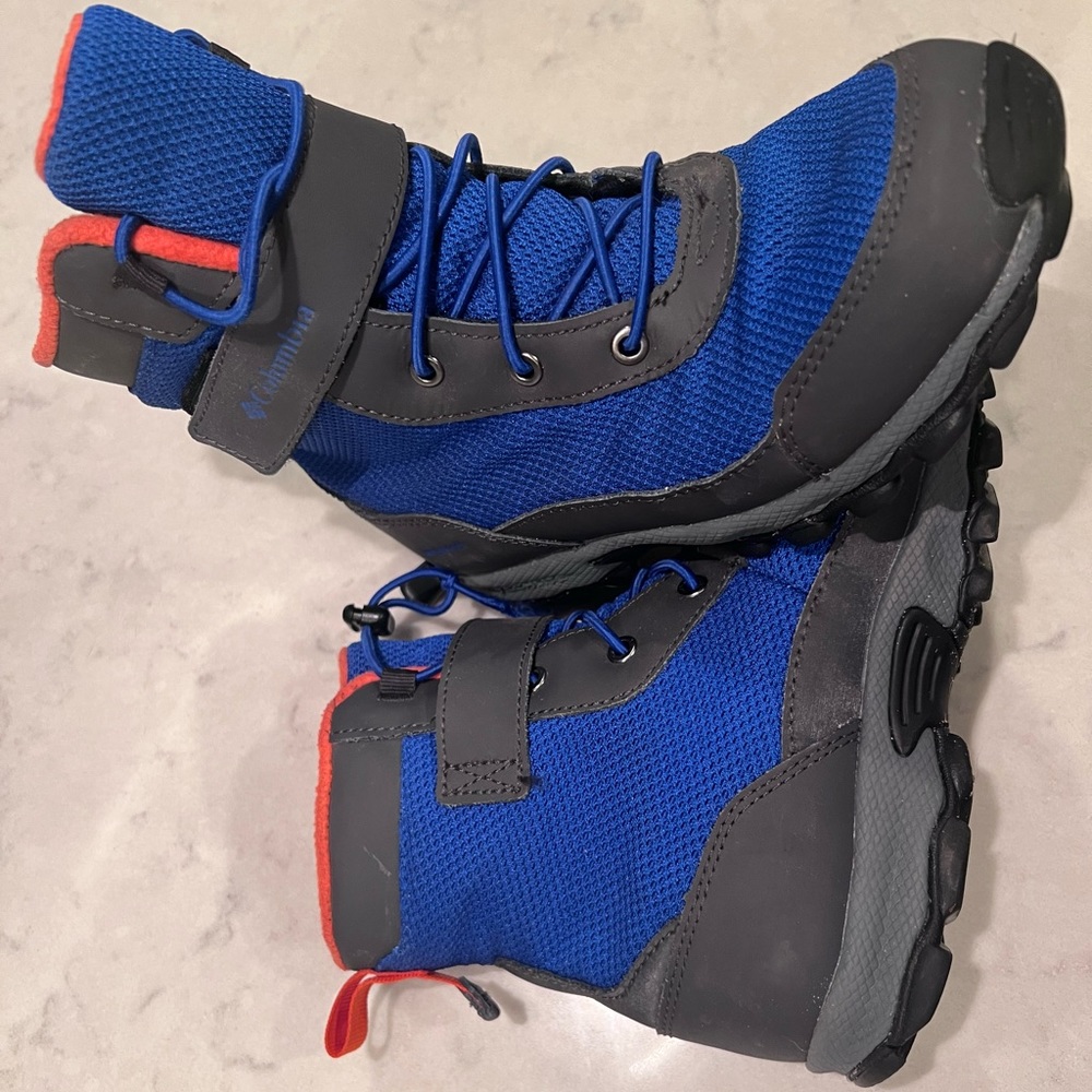 Boys Colombia Snow Boots Size 2 waterproof, treads in excellent condition.